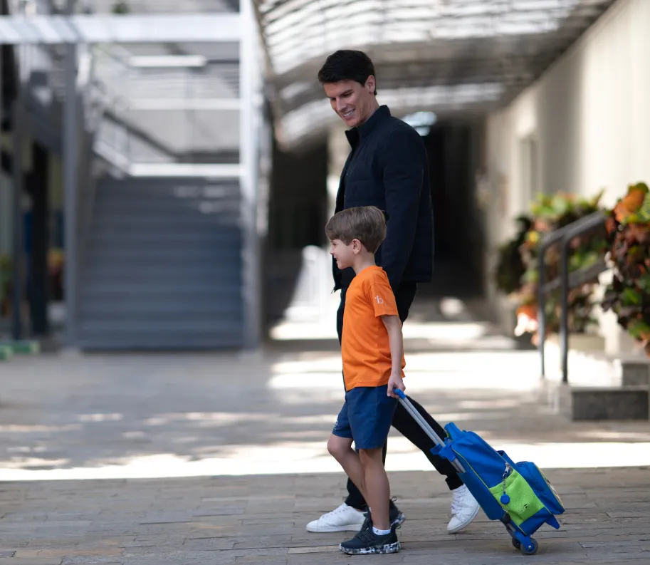 Pai levando o filho para o colegio
